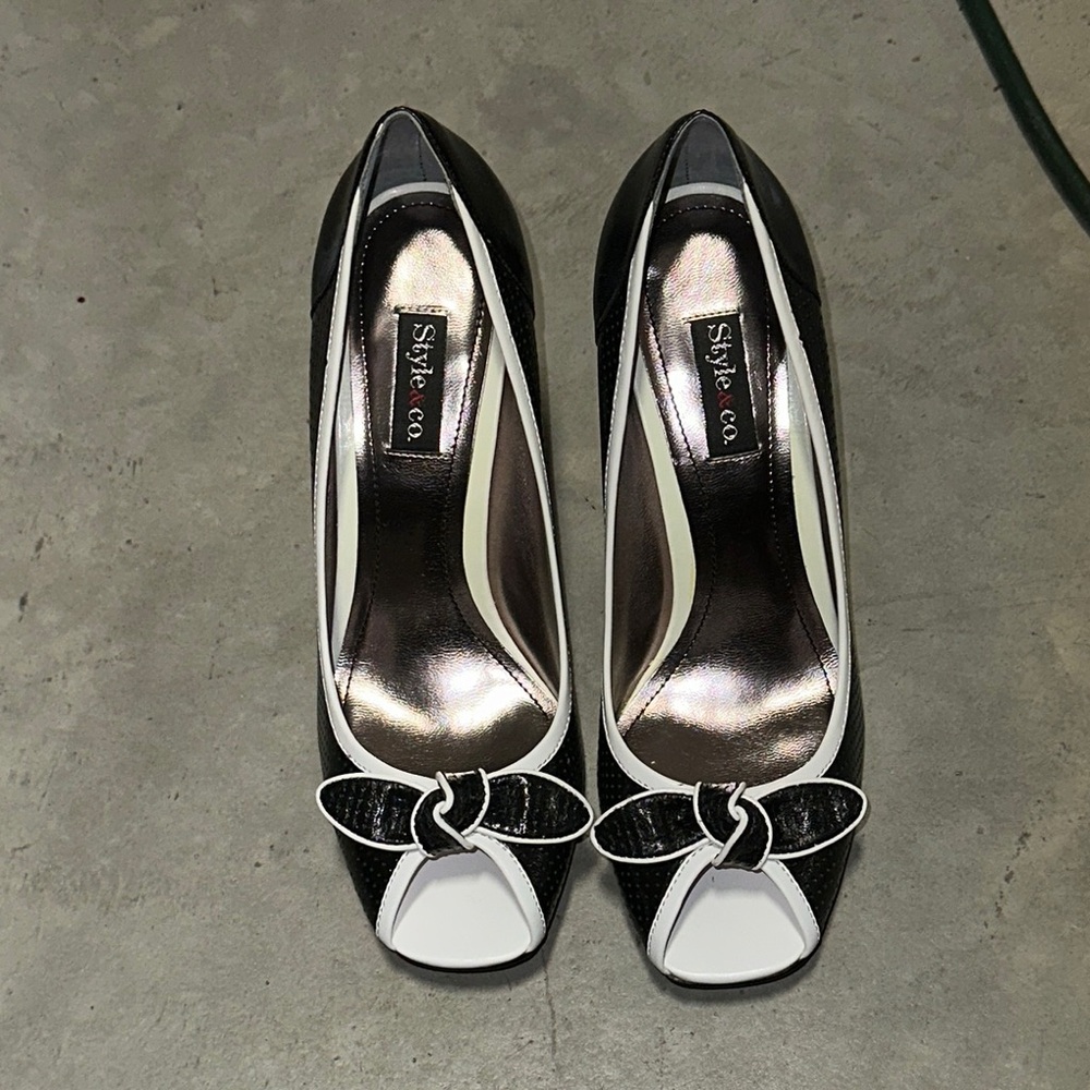 Style & Co Peep Toe Black & White Leather Pumps‎ Heels / Size 6M / box 28-4